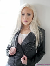Naomi Woods - Bewitching Blonde Babe | Picture (16)