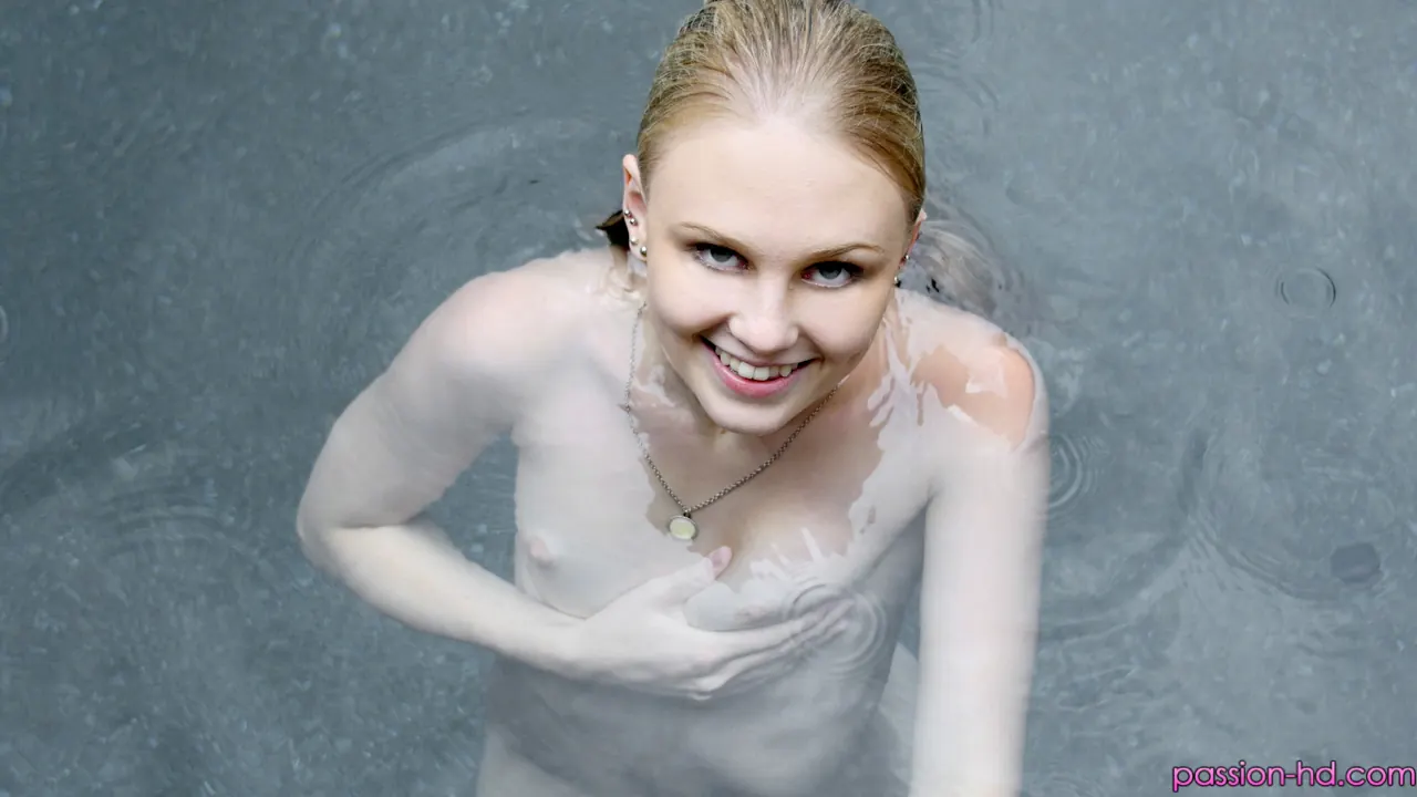 Lily Rader - Coño bajo la lluvia | Picture (18)