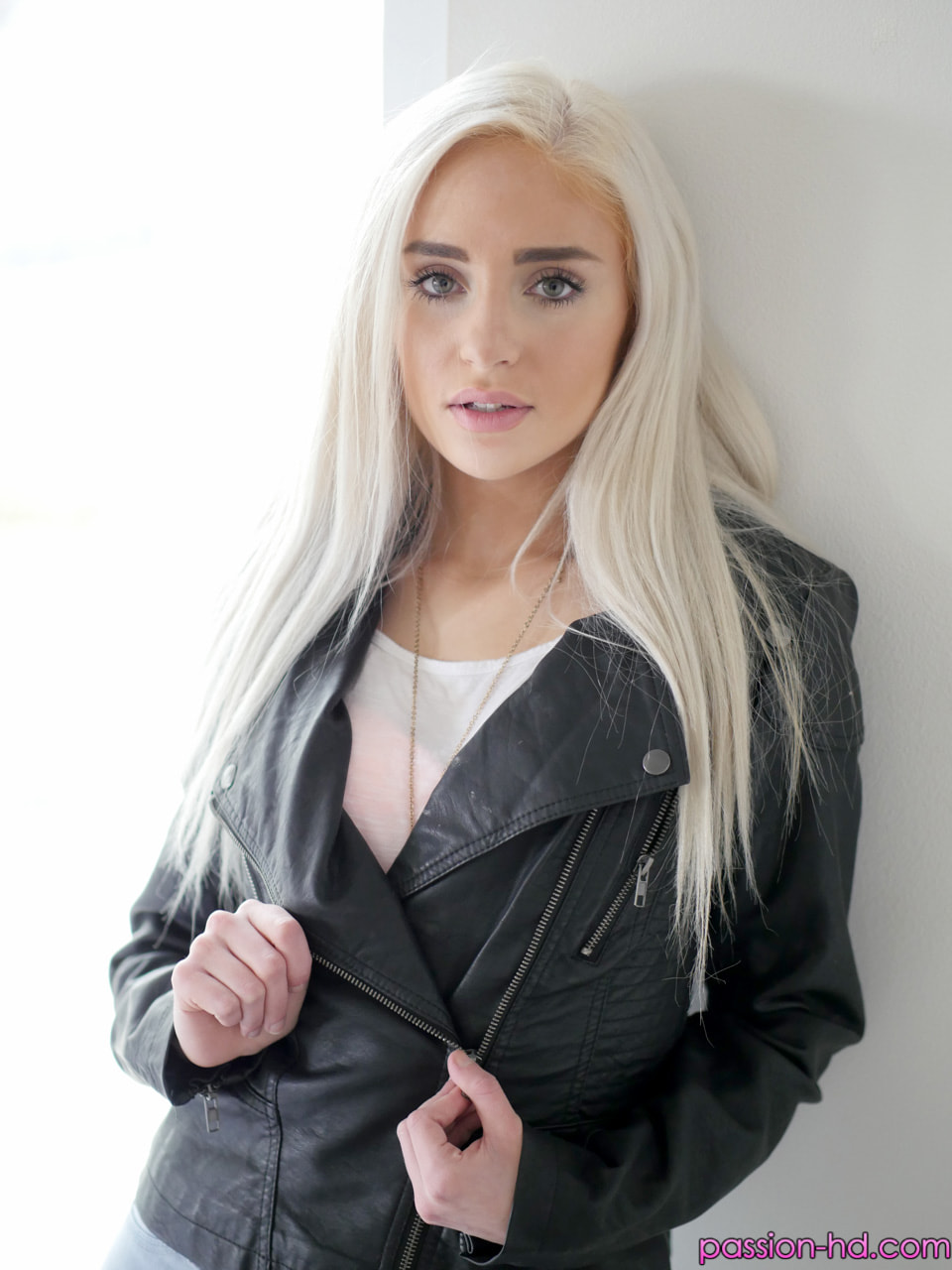 Bewitching Blonde Babe